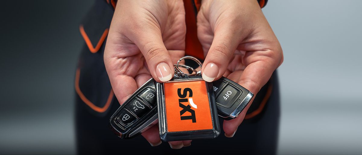 Two hands are showing some car keys.