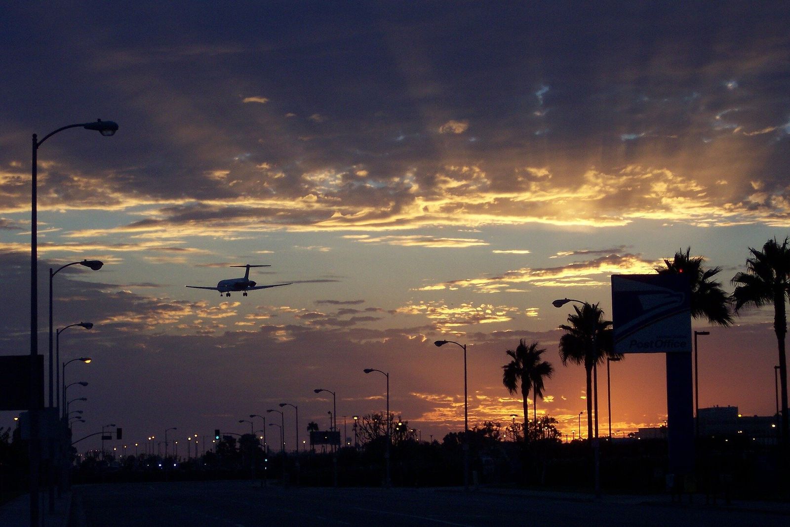 在Los Angeles Int Airport\n租车